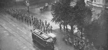 Les Revers Russes; un regiment russe defile dans rues a peu pres desertes de Varsovie 1915. Creator: Unknown
