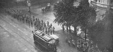 Les Revers Russes; un regiment russe defile dans rues a peu pres desertes de Varsovie 1915. Creator: Unknown