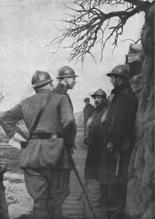 Les roi des Belges aux tranchees de Steenstraete; l'armee belge, et le souverain..., 1916. Creator: Unknown
