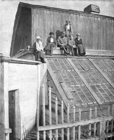 'Les Romanof a Tobolsk; Le tsar et ses enfants venus chercher sur la toiture d'une serre..., 1917. Creator: Unknown