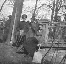 'Les Romanof a Tsarskoie-Selo; A la limite qu'il etait interdit de franchir; la grande..., 1917. Creator: Unknown