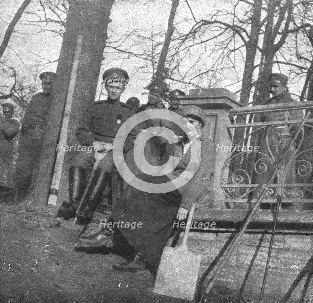 ''Les Romanof a Tsarskoie-Selo; A la limite qu'il etait interdit de franchir; la grande..., 1917. Creator: Unknown.