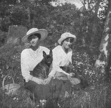 'Les Romanof a Tsarskoie-Selo; Dans un coin fleuri du parc de Tsarskoie-Selo; les grandes..., 1917. Creator: Unknown