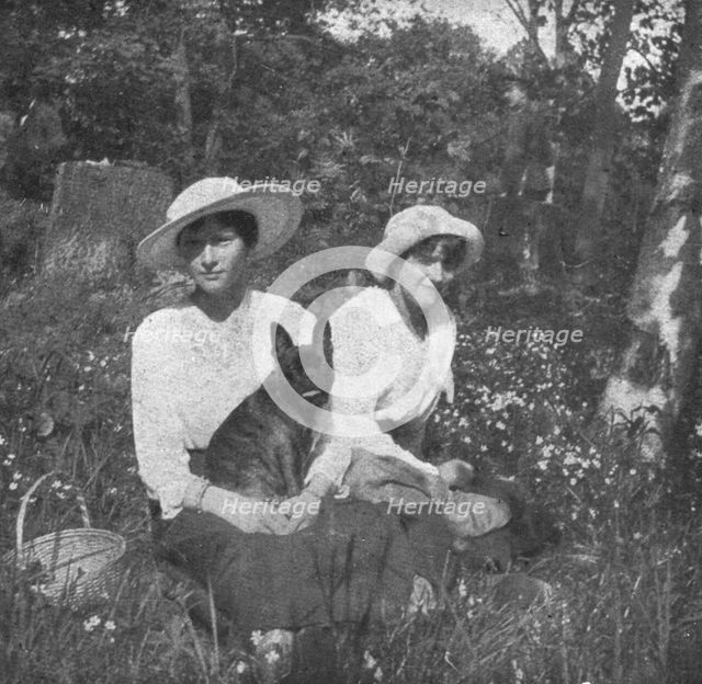 ''Les Romanof a Tsarskoie-Selo; Dans un coin fleuri du parc de Tsarskoie-Selo; les grandes..., 1917. Creator: Unknown.