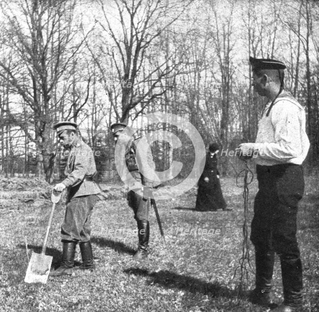 ''Les Romanof a Tsarskoie-Selo; L'empereur au travail; derriere lui, l'officier de garde..., 1917. Creator: Unknown.