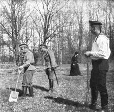 'Les Romanof a Tsarskoie-Selo; L'empereur au travail; derriere lui, l'officier de garde..., 1917. Creator: Unknown