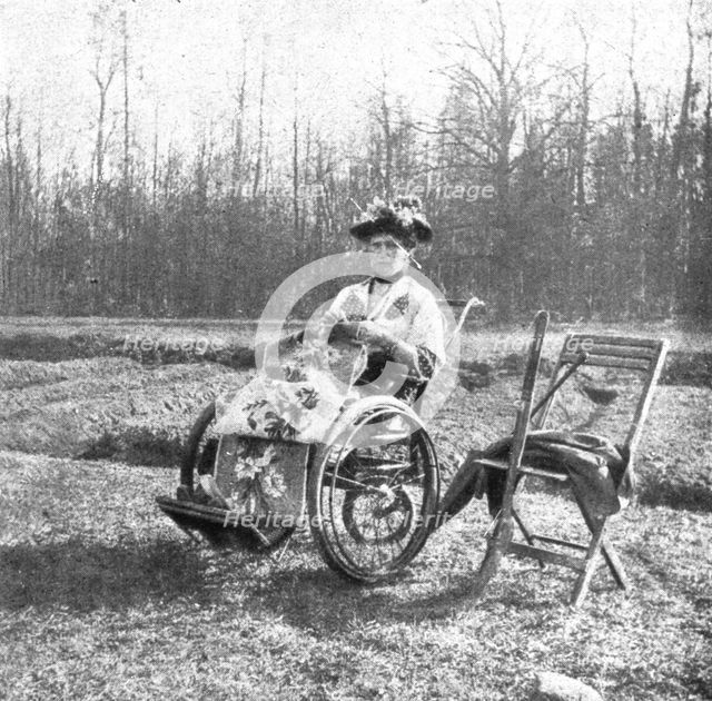 ''Les Romanof a Tsarskoie-Selo; L'imperatrice, en fauteuil roulant, travaille a un ouvrage..., 1917. Creator: Unknown.