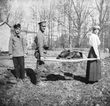'Les Romanof a Tsarskoie-Selo; La grande-duchesse Tatiana, aidee d'un soldat..., 1917. Creator: Unknown