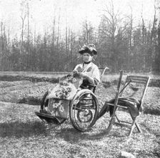 'Les Romanof a Tsarskoie-Selo; L'imperatrice, en fauteuil roulant, travaille a un ouvrage..., 1917. Creator: Unknown