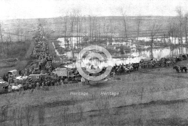 ''Les routes de la poursuite; Ambulances et convois a l'arriere du nouveau front. Creator: Unknown.
