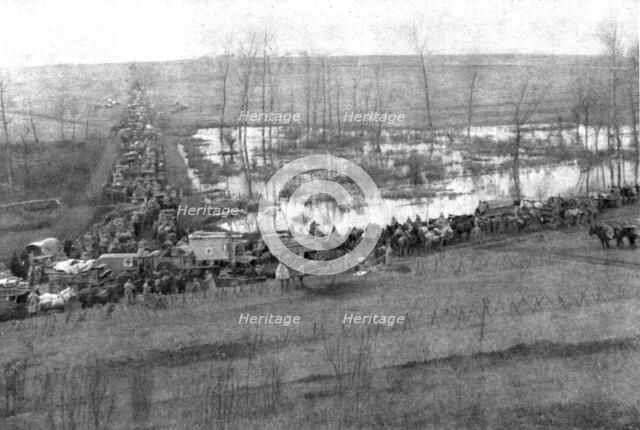 ''Les routes de la poursuite; Ambulances et convois a l'arriere du nouveau front. Creator: Unknown.