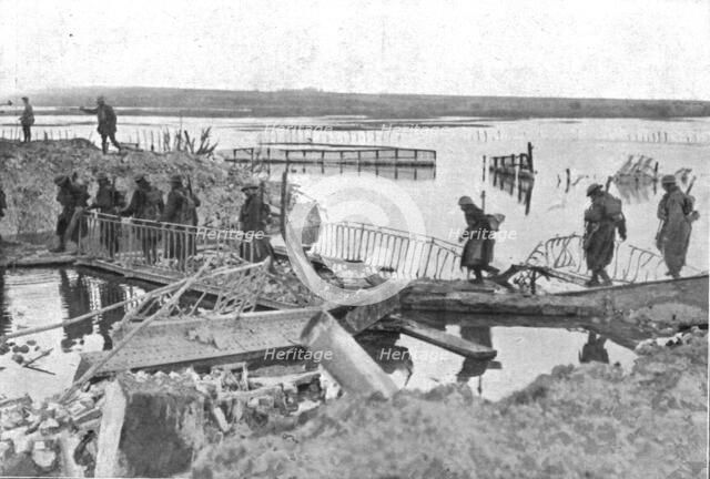 'Les routes de la poursuite; Troupes britanniques passant la Somme', 1917. Creator: Unknown.