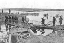 Les routes de la poursuite; Troupes britanniques passant la Somme 1917. Creator: Unknown