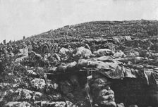 Les succes Italiens du Carso; renforts italiens escaladant les terrasses de la cote 208..., 1916. Creator: Unknown