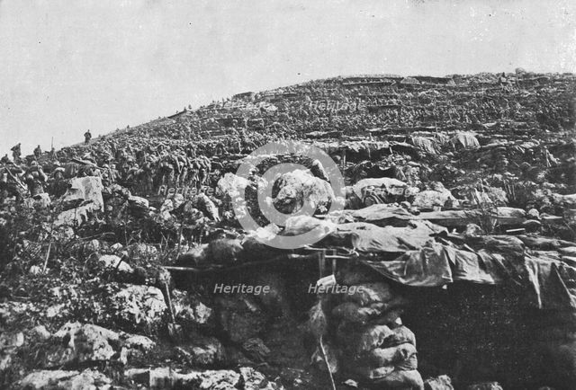 'Les succes Italiens du Carso; renforts italiens escaladant les terrasses de la cote 208..., 1916. Creator: Unknown.