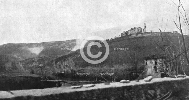 'Les succes Italiens du Carso; ruines du sanctuaire de San Grado di Merna : au fond, les..., 1916. Creator: Unknown.