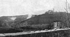 Les succes Italiens du Carso; ruines du sanctuaire de San Grado di Merna : au fond, les..., 1916. Creator: Unknown