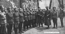 Les Soubresauts de la Russie; Un bataillon feminin, cree et commande par Mme Botchkareva..., 1917. Creator: Unknown
