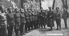 Les Soubresauts de la Russie; Un bataillon feminin, cree et commande par Mme Botchkareva..., 1917. Creator: Unknown