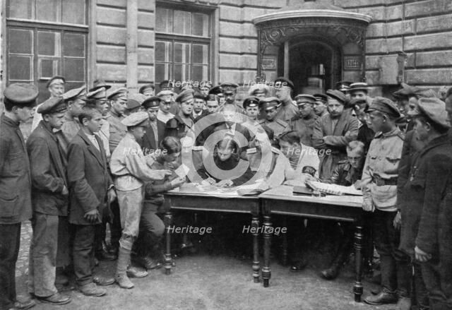 'Les Soubresauts de la Russie; Un bureau de recrutement pour engages volontaires..., 1917. Creator: Unknown.