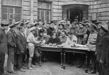 Les Soubresauts de la Russie; Un bureau de recrutement pour engages volontaires..., 1917. Creator: Unknown