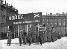 Les Soubresauts de la Russie; Un groupe d'eleves artilleurs parcourt la ville en cortege..., 1917. Creator: Unknown