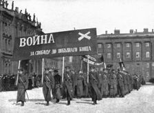 Les Soubresauts de la Russie; Un groupe d'eleves artilleurs parcourt la ville en cortege..., 1917. Creator: Unknown