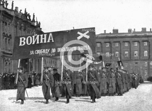 'Les Soubresauts de la Russie; Un groupe d'eleves artilleurs parcourt la ville en cortege..., 1917. Creator: Unknown.