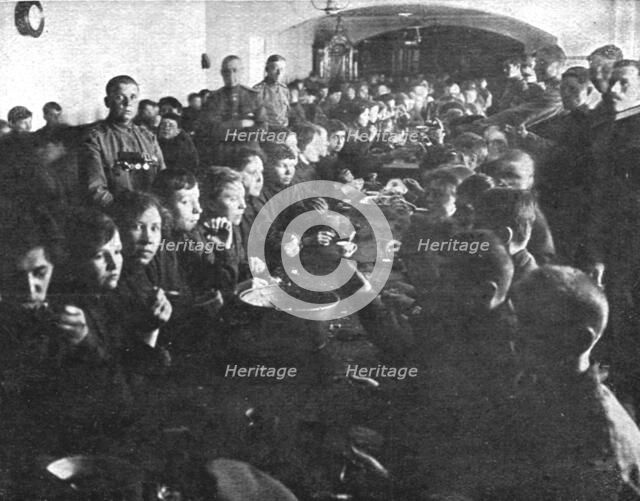 'Les Soubresauts de la Russie; Au refectoire: les volontaires du bataillon feminin, designe..., 1917 Creator: Unknown.