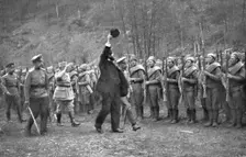 Les Soubresauts de la Russie; Au retour d'un voyage de propagande en Russie, le ministre..., 1917. Creator: Unknown