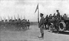 Les Soubresauts de la Russie; Avant l'offensive russe de juillet 1917: des troupes defilent...1917. Creator: Unknown
