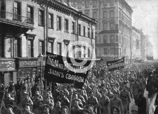 'Les Soubresauts de la Russie; Des soldats patriotes se rendent a la Douma portant un panneau...1917 Creator: Unknown.