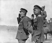 Les Soubresauts de la Russie; Kerensky, au cours d'une revue sur le front, repond aux..., 1917. Creator: Unknown