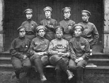 Les Soubresauts de la Russie; L'etat-major du bataillon feminin: au centre, Mme Botchkareva...1917. Creator: Unknown