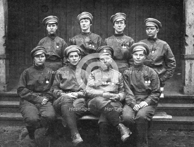 'Les Soubresauts de la Russie; L'etat-major du bataillon feminin: au centre, Mme Botchkareva...1917. Creator: Unknown.