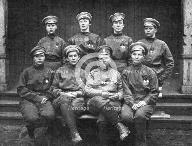 'Les Soubresauts de la Russie; L'etat-major du bataillon feminin: au centre, Mme Botchkareva...1917. Creator: Unknown.