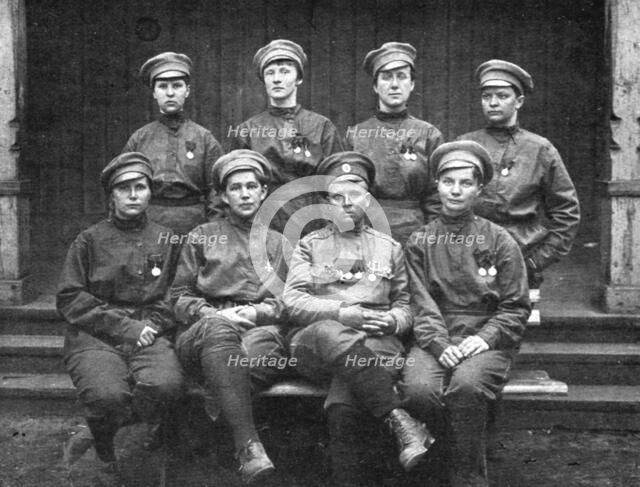 'Les Soubresauts de la Russie; L'etat-major du bataillon feminin: au centre, Mme Botchkareva...1917. Creator: Unknown.