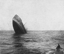 Les sous-marins allemands a l'Oeuvre; Cargo piquant au fond par l'arriere 1918. Creator: Unknown