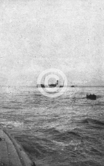'Les sous-marins allemands a l'Oeuvre; Un cargo coule: l'equipage est abandonne dans un canot', 1918 Creator: Unknown.