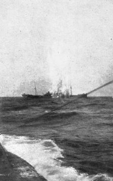 Les sous-marins allemands a l'Oeuvre; Explosion d'une torpille 1918. Creator: Unknown