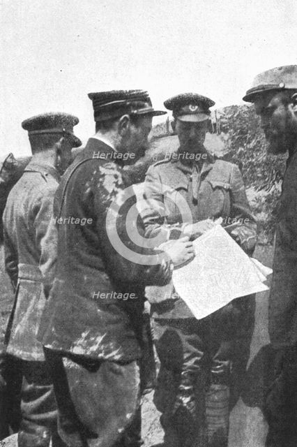 'Les specialistes dans la bataille: Pionniers et Sapeurs; La releve des sapeurs francais..., 1916. Creator: Unknown.