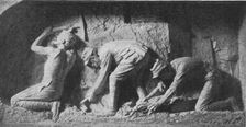 Les specialistes dans la bataille: Pionniers et Sapeurs; La Sape. Bas-relief par le..., 1916. Creator: L'Homme