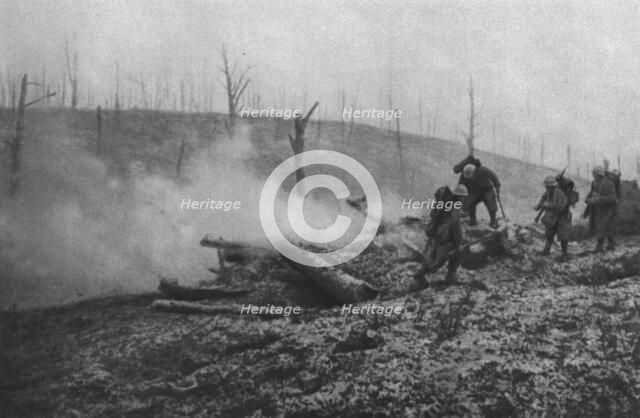 'Les Vainqueurs; Dans le Fond-du-loup: nettoyage des abris souterrains de l'ennemi, au moyen de gren Creator: Unknown.