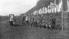 Les Vainqueurs de Festubert; Les cyclistes defilent sous les yeux du general Joffre 1915. Creator: Unknown