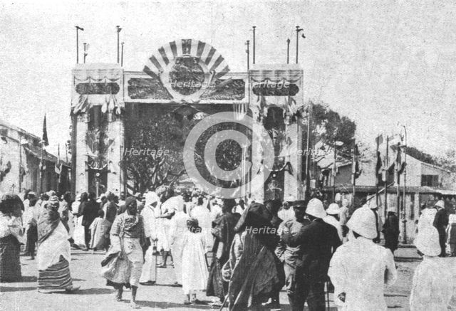 'Les vainqueurs du Cameroun; A Dakar: arc de triomphe', 1916. Creator: Unknown.