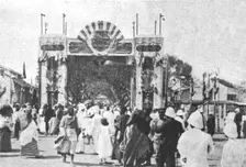 Les vainqueurs du Cameroun; A Dakar: arc de triomphe 1916. Creator: Unknown