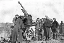 Les Vainqueurs du Zeppelin de Rivigny; Le personnel de la section d'autos-canons, don’t un coup heu Creator: Unknown