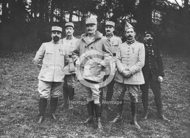 ''Les Vainqueurs; Le general Passaga entoure de son etat-major, au retour de la prise d'Hardaumont. Creator: Rettet.