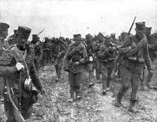Les Vengeurs; les jeunes recrues serbes venues combler les vides de l'armee 1914. Creator: Unknown