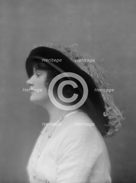 Leslie, Marguerite L., Miss, portrait photograph, 1913 Apr. 6. Creator: Arnold Genthe.